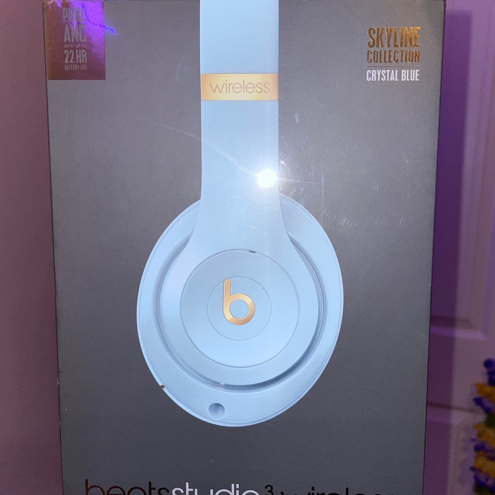 Beats by Dre: Studio 3 Wireless (baby blue with gold accents)